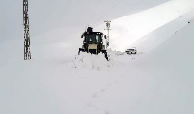 Hakkari’de kardan kapanan 9 köy ve 21 mezra yolu ulaşıma açıldı