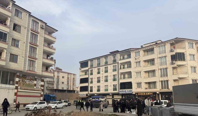 Husumetli iki aile sokak ortasında birbirine girdi: Silah sesleri mahalleyi ayağa kaldırdı