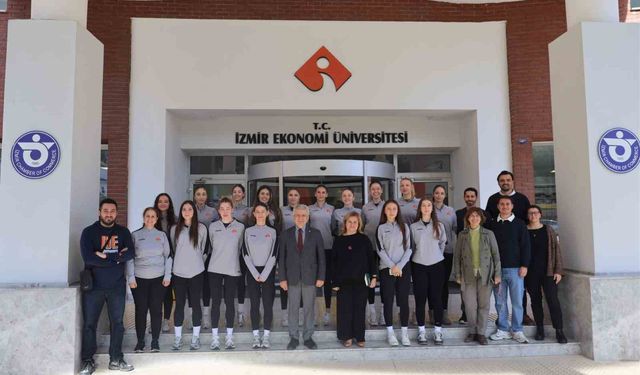 İEÜ, set vermeden şampiyon oldu