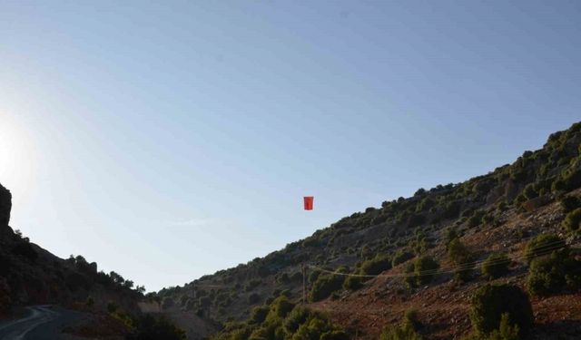 İki dağın arasında dalgalanan bayrakla asker uğurlama