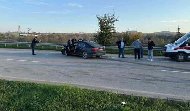 İki otomobil çarpıştı, ortalık savaş alanına döndü: 6 yaralı