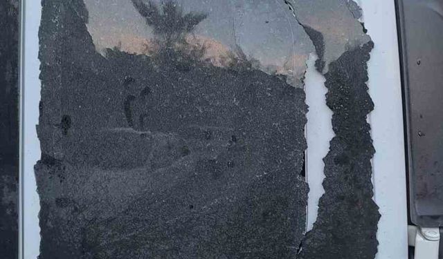 İzmir'de polis aracına saldırıp camı kırdılar