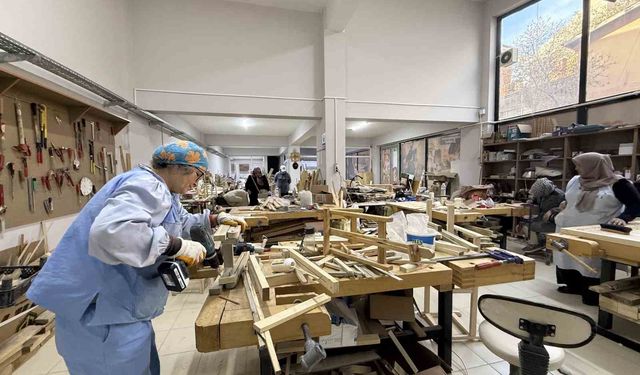 Kadınlar ahşap atölyesinde hem öğreniyor hem üretiyor