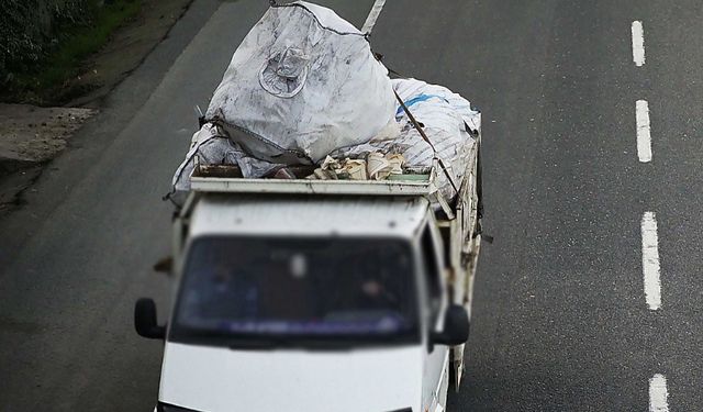 Kağıt taşıyan araçtan Kur'an-ı Kerim sayfaları savruldu: 2 kişi hakkında işlem başlatıldı