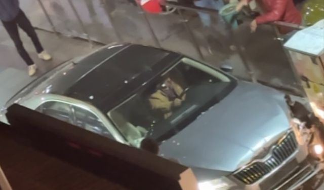 Kaldırıma çıkıp 3 kişiyi yaralayan, ters yola girip 5 araca çarpan alkollü sürücü böyle darbedildi