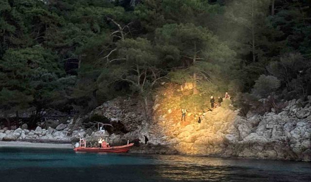 Karadan ulaşım olmayan koyda mahsur kalan düzensiz göçmenler kurtarıldı