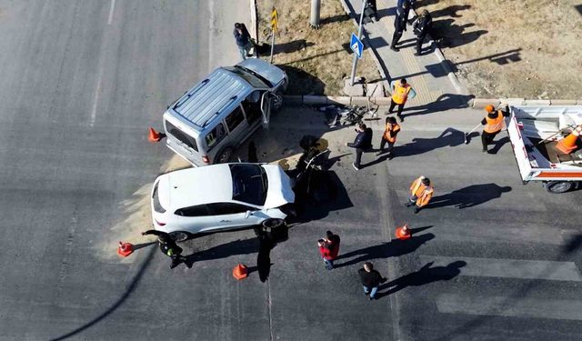 Karaman’da hafif ticari araçla otomobil çarpıştı: 3 yaralı