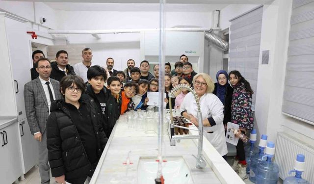 Kars’ta öğrenciler laboratuvarda analiz süreçlerini yerinde gözlemledi