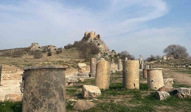 Kastabala Tiyatrosu’ndaki kazılarda yeni masklar ortaya çıkarıldı