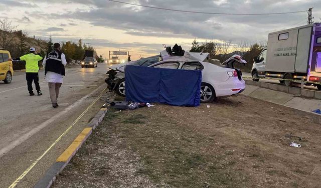 Kavşağa aşırı hızla giren tır otomobile çarptı: 1 ölü