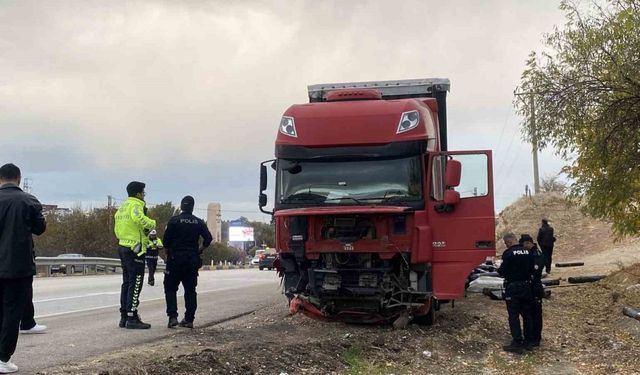 Kavşağa aşırı hızla girerek otomobil sürücüsünün ölümüne neden olan tır sürücüsü tutuklandı