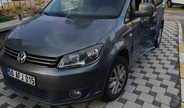 Kazada savrulan araç kaldırımdaki yayaya çarptı: 1 ağır yaralı