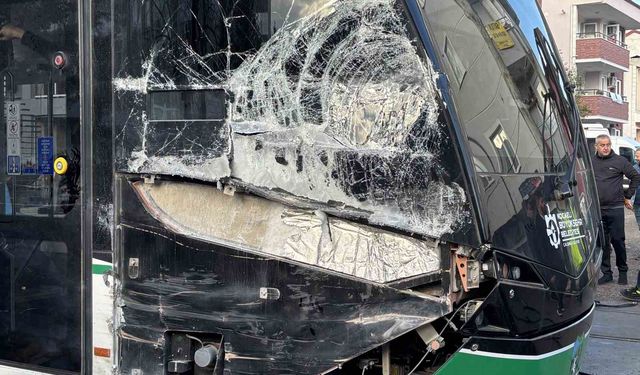 Kocaeli'de çöp kamyonu tramvaya çarptı: 3 yaralı