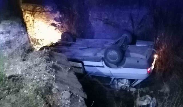 Köpeğe çarpmamak için direksiyonunu kırdığı otomobil kanala düştü: 1 yaralı