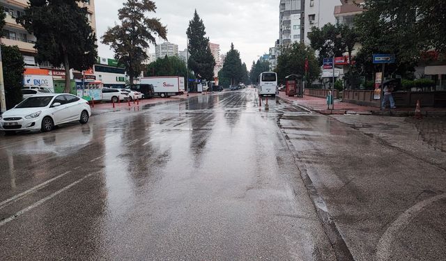 Meteorolojinin kuvvetli yağış uyarısı yaptığı Adana'da yağmur başladı
