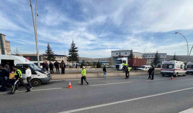 Minibüsün çarptığı yaşlı adam yaralandı