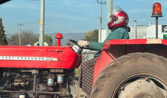 Motosiklet kaskıyla traktör kullanan kadın, sosyal medyada büyük beğeni topladı