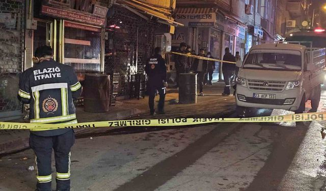 Motosikletin çarptığı pikabın yakıt deposu delindi: Yol trafiğe kapatıldı