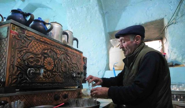 Muş’ta 350 yıllık tarihi çay ocağında 55 yıldır çay demliyor