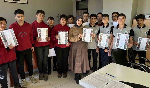 Öğrencilerden öğretmenlere sürpriz: Hazırlanan sertifikalar kendilerine taktim edildi