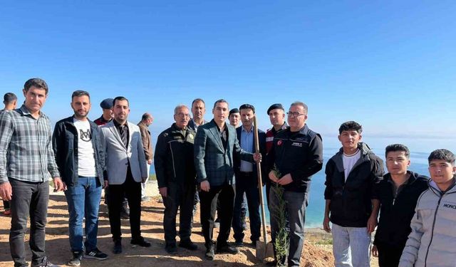 Öğretmenler şehit polis için hatıra ormanı oluşturdu