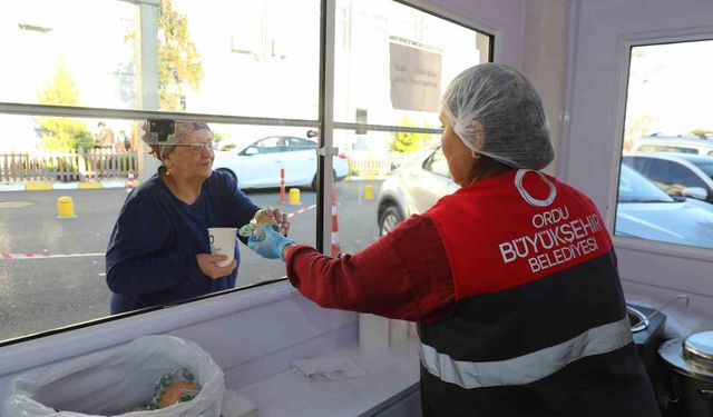 Ordu'da hastaneye gelen vatandaşlara çorba ikramı