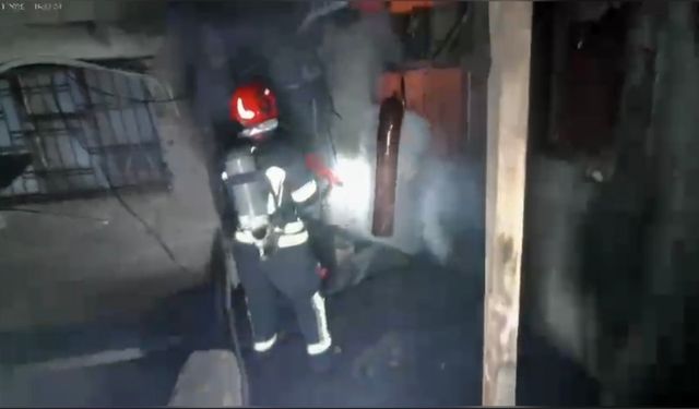 Osmaniye'de iki katlı ahşap binadaki yangın söndürüldü