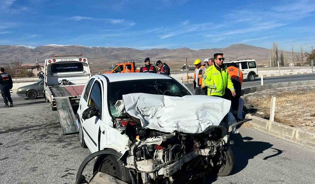 Otomobil ile kamyon çarpıştı: 1 yaralı