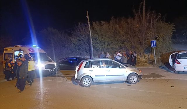 Otomobiller çarpıştı: 3 yaralı