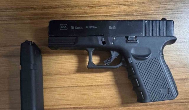 Polis şüphesinde haklı çıktı, motosikletin selesinden tabanca ele geçirdi