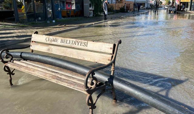 Sağanak yağış Çeşme'de sele neden oldu