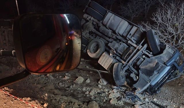 Şanlıurfa’da devrilen tırın sürücüsü hayatını kaybetti