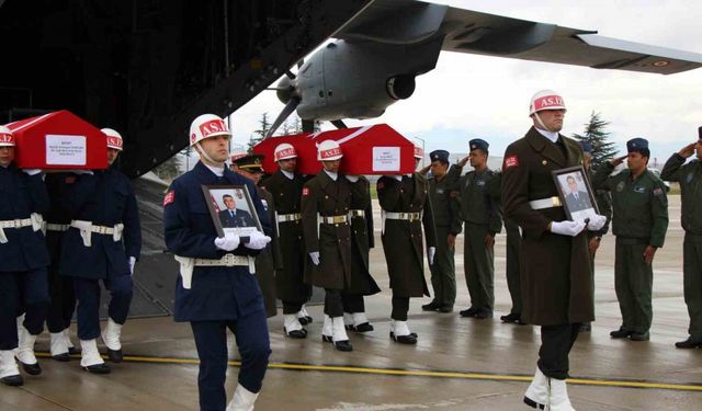 Şehit babasını oyuncağına sarılarak bekledi