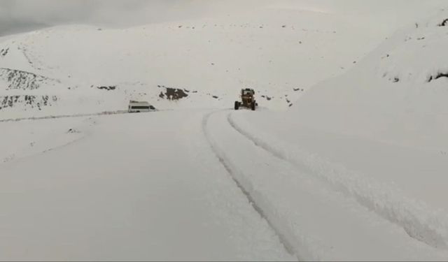 Siirt’te karda araçlar yolda mahsur kaldı