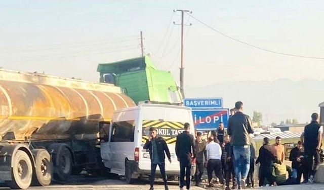 Şırnak’ta okul servisi tankerle çarpıştı: 13’ü öğrenci 14 yaralı