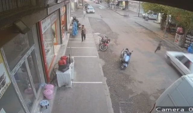 Siverek'te otomobilin çarptığı çocuk, ayağa kalkarak kaçtı