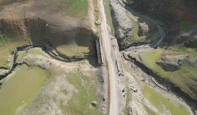 Su seviyesi düşen Gökçe Barajı'nda tarihi yolun kalıntıları gün yüzüne çıktı