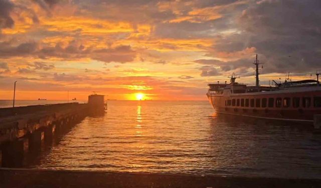 Tekirdağ'da sabah gökyüzü mest etti: Gökyüzü alev alev