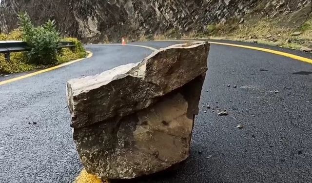 Tekirdağ'da yağış sonrası kaya parçaları yola yuvarlandı