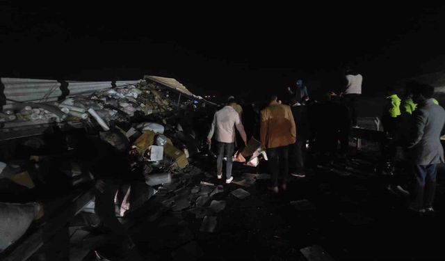 Tekstil malzemesi yüklü tır devrildi: Yol trafiğe kapandı