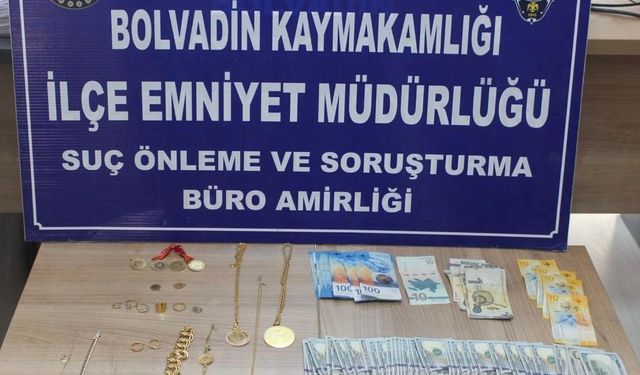 Ticari taksiyle geldikleri ilçede 2 milyon TL’lik dolandırıcılık yaptılar