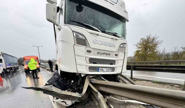 Tır bariyere saplandı