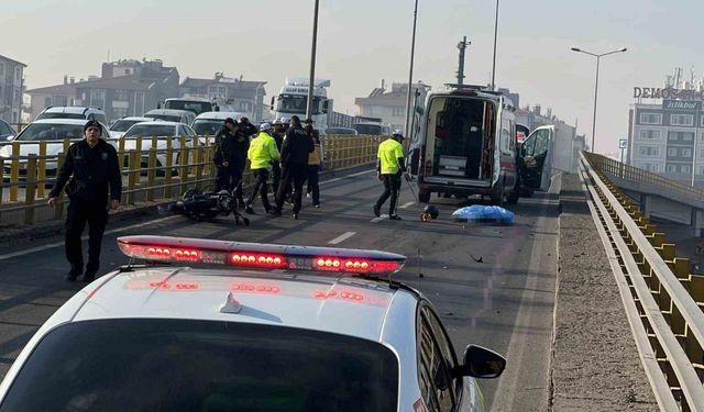 Tır ile motosiklet çarpıştı, üniversite öğrencisi motosikletli öldü