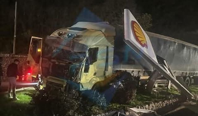 Tır önce yön tabelasına çarptı ardından akaryakıt istasyonuna girdi