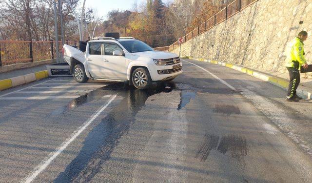 Tunceli'de kamyonet, 7 metre yükseklikten düştü: 4 yaralı
