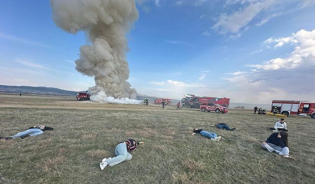 Uşak Üniversitesi Sivil Havacılık MYO, havalimanındaki kaza kırım ve yangın tatbikatına katıldı