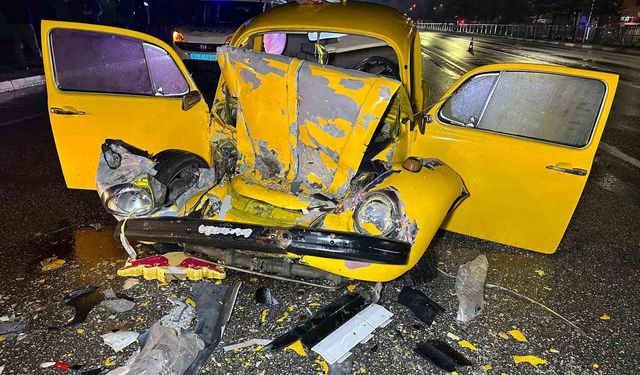 Uşak'ta otomobil ile otobüs çarpıştı: 1'i ağır 3 yaralı