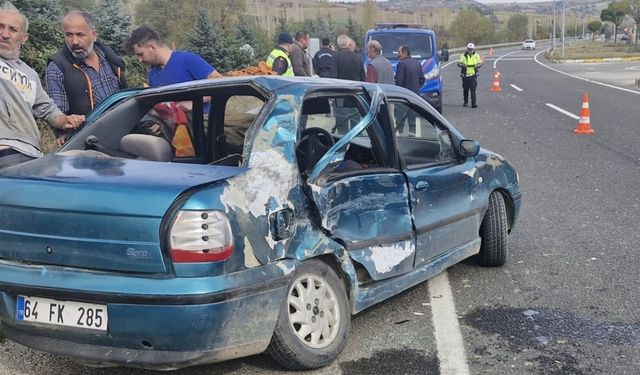 Uşak’ta otomobil ile tır çarpıştı: 1 yaralı