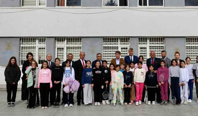 Vali Bakan: "Öğretmenlik, bedeli hiçbir maddi karşılıkla ölçülemeyecek kadar değerlidir"