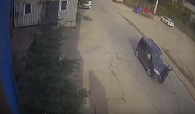 Yolun karşısına geçmek isteyen yaşlı adama aracın çarpma anı kamerada